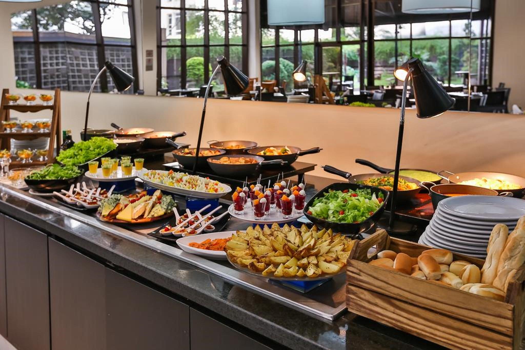 Hotel Double Tree By Hilton Sao Paulo Itaim Restaurant photo A salad bar