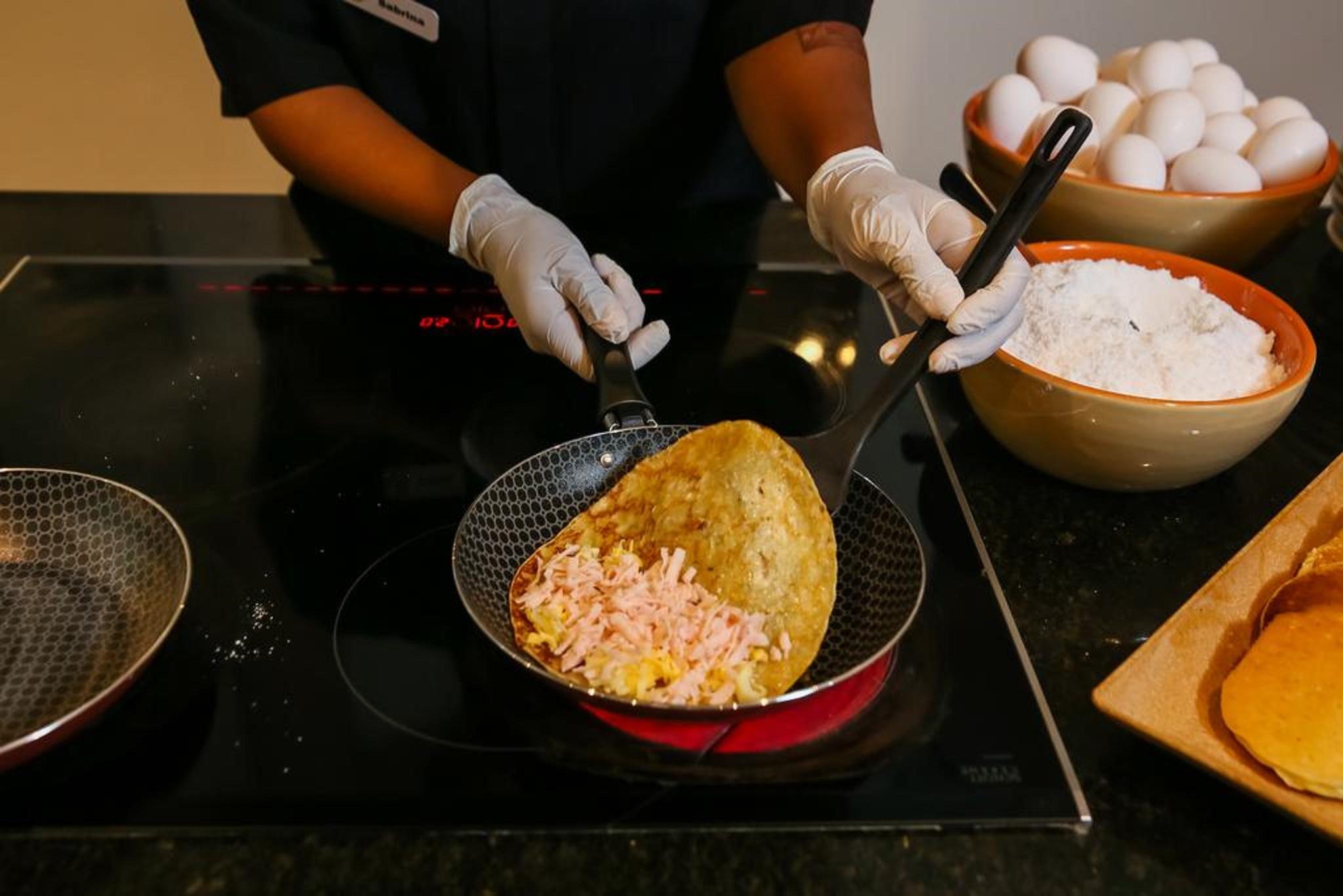 Hotel Double Tree By Hilton Sao Paulo Itaim Restaurant photo Preparation of a totopo