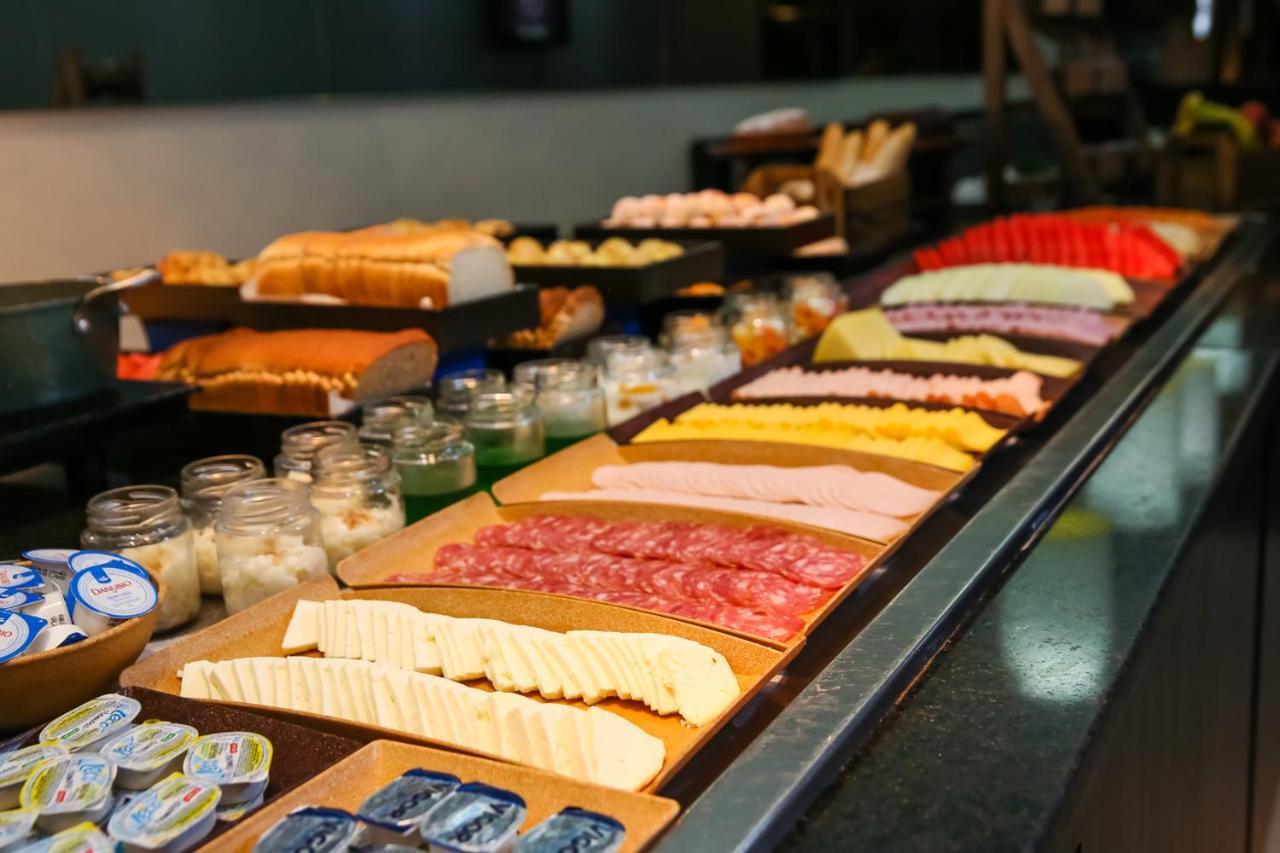 Hotel Double Tree By Hilton Sao Paulo Itaim Extérieur photo A selection of cheeses at a buffet