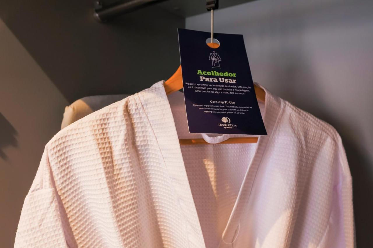 Hotel Double Tree By Hilton Sao Paulo Itaim Extérieur photo A bathrobe